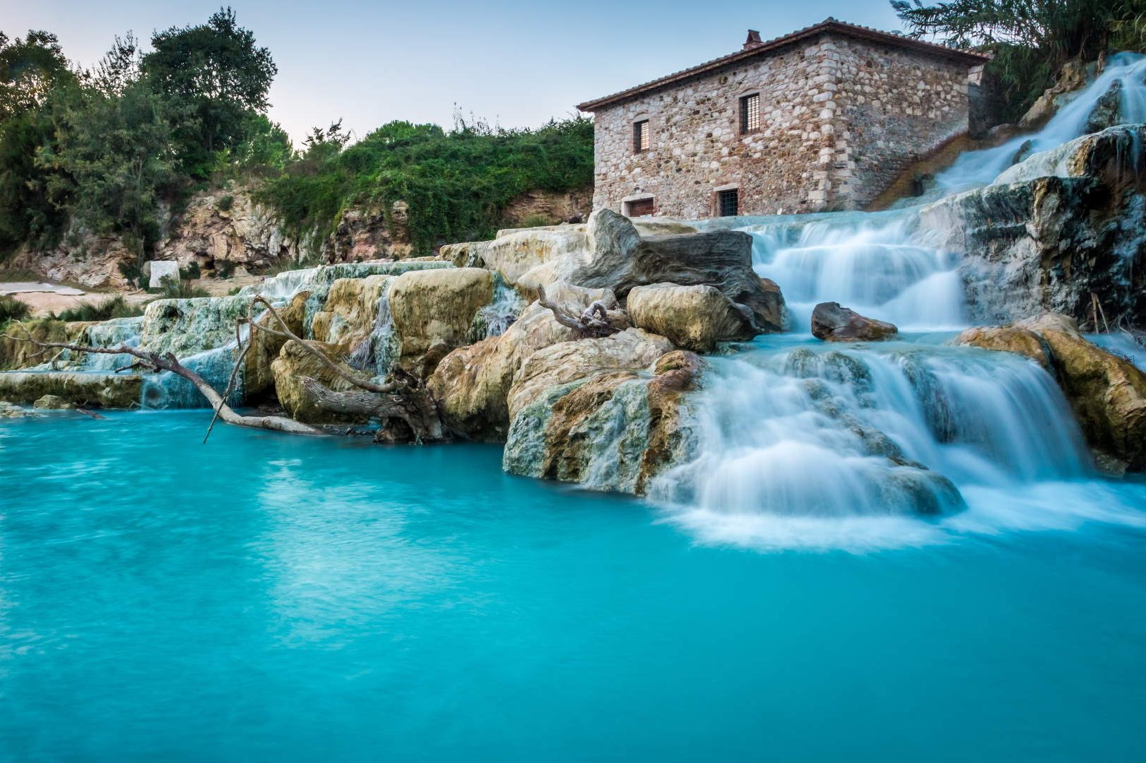 Canva-Natural-spa-with-waterfalls-in-Tuscany-Italy